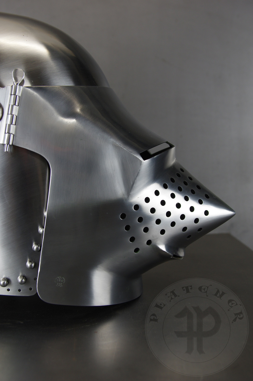 Helmet inspired by the Lyle bascinet from Royal Armouries in Leeds, formerly part of Churburg armoury. Material: 2 mm steel with 0,3 % carbon. Heat treatment: hardened and tempered up to 34 HRC. Weight 4,220 kg / Przybica starszego typu tzw. psi pysk wzorowana na oryginale z Royal Armouries w Leeds, poprzednio cz zbrojowni w Churburgu. Materia: stal 2 mm o zawartoci wgla 0,3%. Hartowany i odpuszczany do 34 HRC. Waga 4,220 kg.